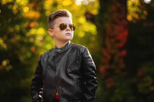 Fashionable smuk lille dreng i sort læder bikers jakke Royaltyfrie stock-billeder