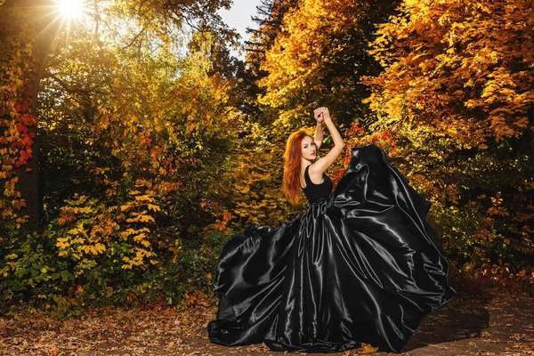 Portret van Lady in een luxe weelderige zwarte jurk . Stockfoto