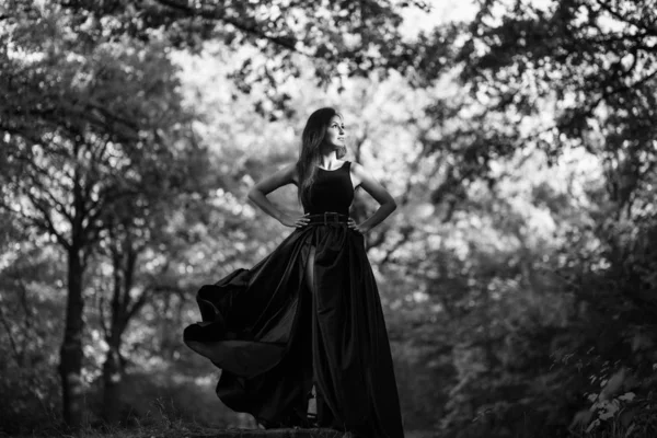 女は森の中でポーズをとっている。白黒写真 ロイヤリティフリーのストック画像