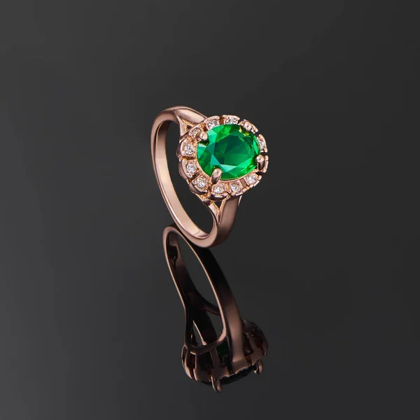 Emerald ring with diamonds — Stock Photo, Image