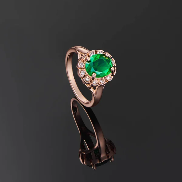 Anillo Esmeralda con diamantes — Foto de Stock