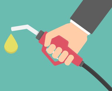 El bir petrol düşüşü ile kırmızı gaz pompası tutarak