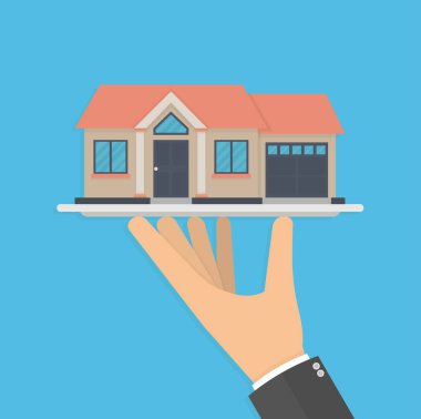 Gümüş bir tabakta el tutma aile evi modeli