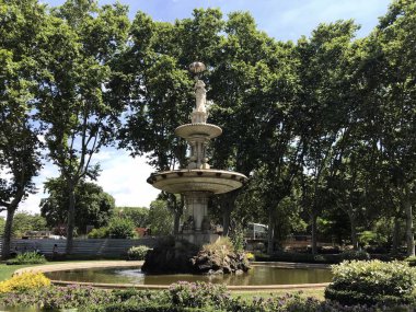 Barcelona, İspanya / 12 Haziran 2018: yaz, yatay, Çeşme, gökyüzü ve ağaçlar Barcelona Hayvanat Bahçesi