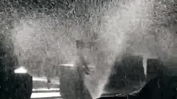 在水喷雾的孩子的身影 一个孩子沐浴在喷泉里 用水玩耍 — 图库视频影像