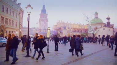 Krakow, Polonya - 18 Ocak: Turist yürüyüş eski şehir güzel cadde boyunca