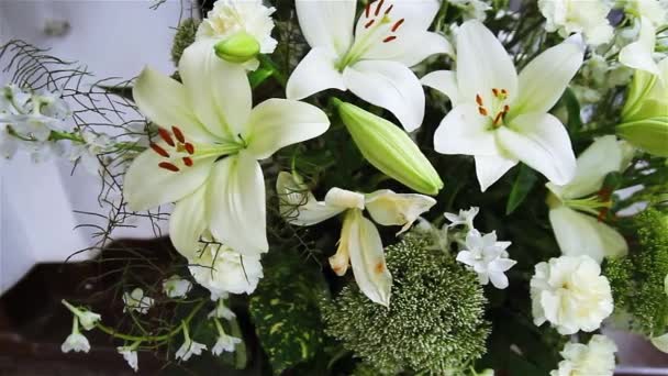 ช่อดอกไม้ที่หรูหราของดอกลิลลี่สีขาวขนาดใหญ่ — วีดีโอสต็อก