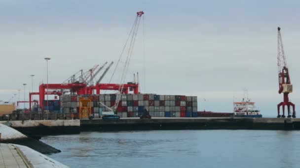 Um pequeno porto e cargas no aterro do rio Tejo perto da ponte em 25 de abril e em Lisboa, Portugal — Vídeo de Stock