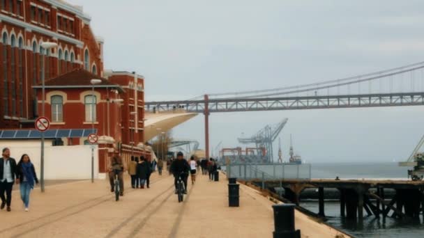 Turister Promenad Längs Banvallen Floden Tejo Nära Bron Den April — Stockvideo