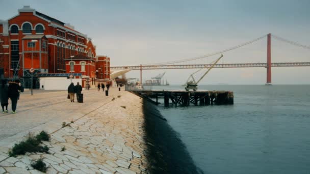 Tourists Stroll Embankment Tagus River Bridge April Lisbon — Stock Video