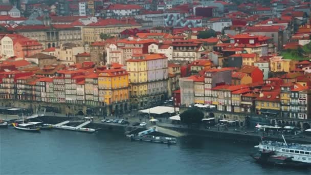 ポルトガルのポルトの街の美しい風景 リベイラ ドウロ川の古代四分の一 — ストック動画