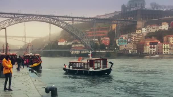 Pequeño Barco Acerca Terraplén Ribeira Frente Puente Ponti Don Luis — Vídeos de Stock