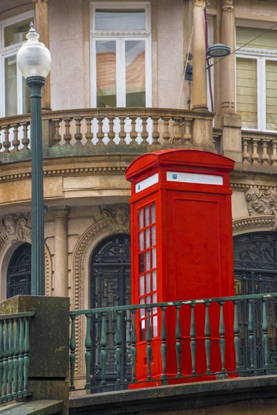 Porto, Portekiz tarihi merkezinde kırmızı telefon kulübesi.