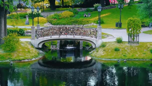 Puente Del Amor Con Cerraduras Parque Vermansky Riga Letonia — Vídeos de Stock