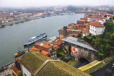 Porto, Portekiz 'deki renkli şehir caddesi. Avrupa kentsel mimarisi.