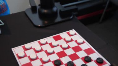 Robot dama oyun merkezi bir adamla oynuyor