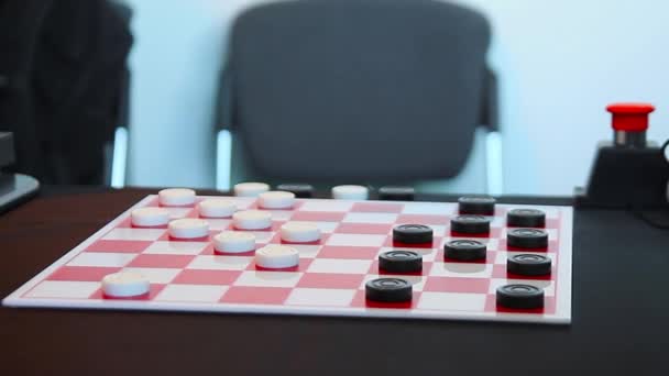 Робот играет в шашки с человеком в игровом центре — стоковое видео