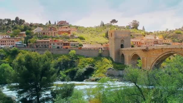 Toledo city en Alcantara brug — Stockvideo