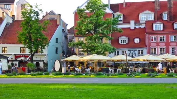 Riga, Letônia - junho de 2018: Turistas e moradores estão descansando em um café acolhedor no centro trópico de Riga — Vídeo de Stock