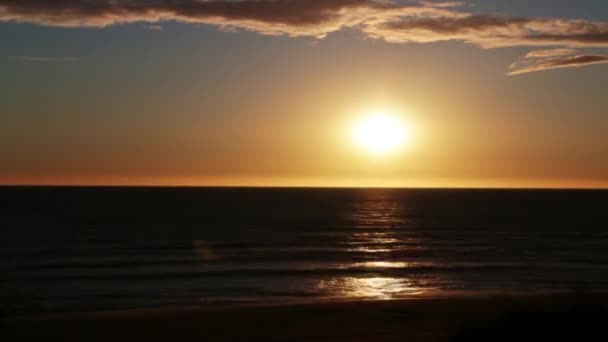 Pôr-do-sol panorâmico sobre o mar. Timelapse, tiroteio quadro a quadro — Vídeo de Stock