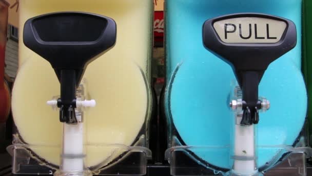 Boire glacé couleurs vives tournant dans un navire transparent — Video