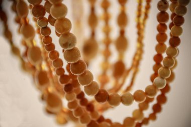 Doğal amber basit boncuklar.