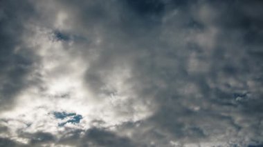 Gökyüzündeki bulutların yavaş hareketi, zaman atlaması