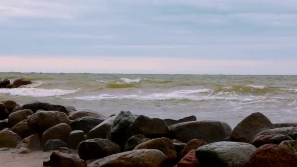 바람이 부는 날과 바다에 폭풍우. 거품 바다 물결 — 비디오