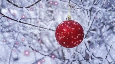 parlak kırmızı Noel top kar portre üzerinde