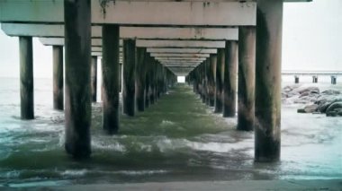 Köprünün altından çok sular hareketi. beton kazık ve köprü levhalar