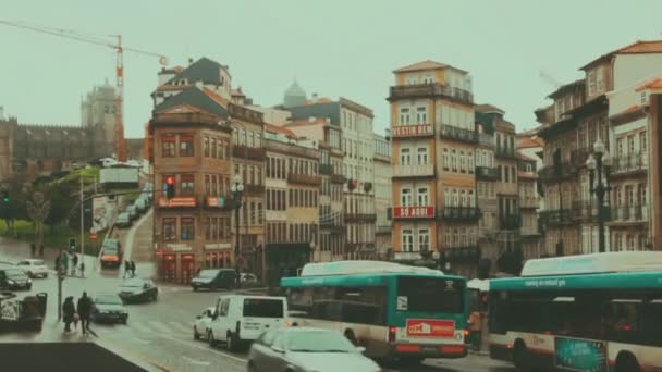 Oporto, Portugal - Enero 2018: Colorida calle de la ciudad en Oporto, Portugal. Arquitectura urbana europea — Vídeos de Stock