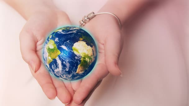Belo planeta Terra em mãos femininas. Elementos desta imagem fornecidos pela NASA — Vídeo de Stock