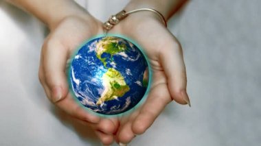 Güzel dünya gezegeni eller içinde. Nasa tarafından sağlanan görüntü unsurları