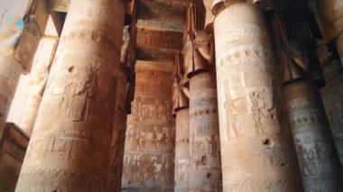 Dendera Tapınağı 'nın ya da Hathor Tapınağı' nın güzel iç kısımları. Mısır, Dendera, Eski Mısır tapınağı Ken şehri yakınlarında.