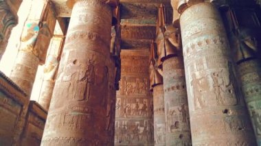 Dendera Tapınağı 'nın ya da Hathor Tapınağı' nın güzel iç kısımları. Mısır, Dendera, Eski Mısır tapınağı Ken şehri yakınlarında.