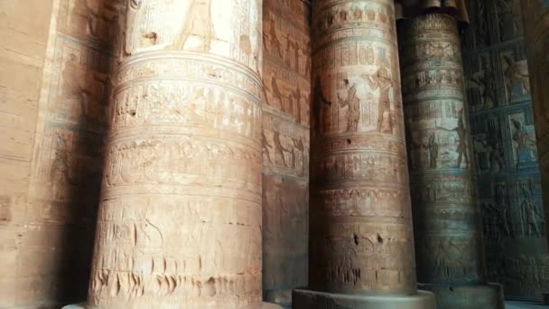 Prachtig interieur van de tempel van Dendera of de tempel van Hathor. Egypte, Dendera, Oude Egyptische tempel nabij de stad Ken — Stockvideo