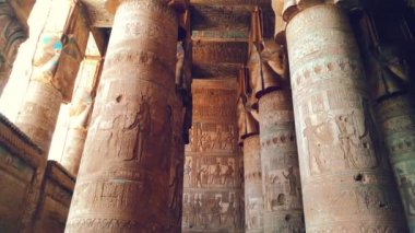 Dendera Tapınağı 'nın ya da Hathor Tapınağı' nın güzel iç kısımları. Mısır, Dendera, Eski Mısır tapınağı Ken şehri yakınlarında.