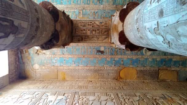 Gyönyörű belseje a templom Dendera vagy a templom Hathor. Egyiptom, Dendera, ókori egyiptomi templom közel Ken városához — Stock videók