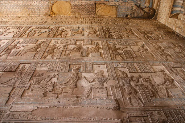 Hermoso interior del Templo de Dendera o el Templo de Hathor. Egipto, Dendera, Antiguo templo egipcio cerca de la ciudad de Ken. — Foto de Stock