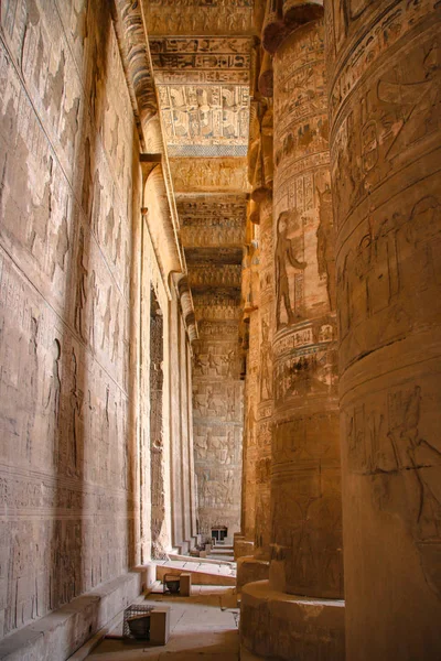 丹德拉神殿或哈托尔神殿美丽的内部 登德拉 靠近肯城的古埃及庙宇 — 图库照片