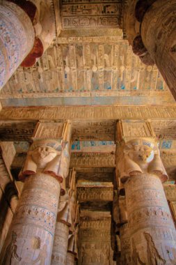 Güzel iç Dendera tapınak veya tapınak Hathor. Antik Mısır tapınağının tavanında renkli zodyak. Mısır, Ken city yakınındaki Dendera