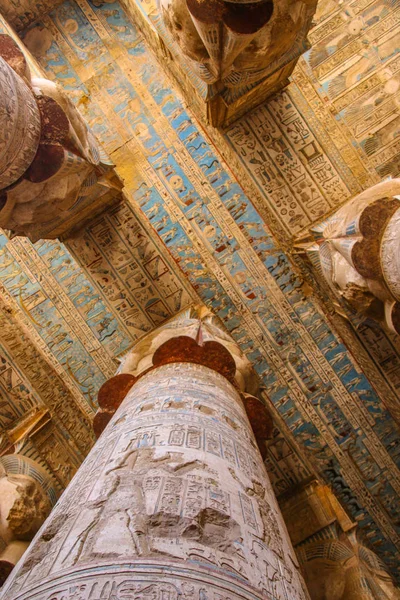 Beautiful interior of the temple of Dendera or the Temple of Hathor. Colorful zodiac on the ceiling of the ancient Egyptian temple. Egypt, Dendera, near the city of Ken — Stock Photo, Image
