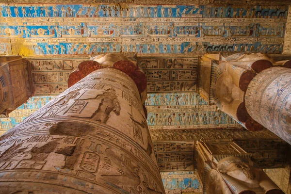 Hermoso interior del templo de Dendera o el Templo de Hathor. Zodíaco colorido en el techo del antiguo templo egipcio. Egipto, Dendera, cerca de la ciudad de Ken — Foto de Stock