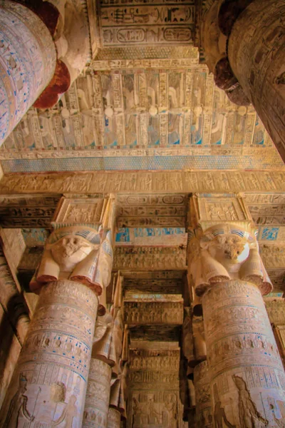 Hermoso interior del templo de Dendera o el Templo de Hathor. Zodíaco colorido en el techo del antiguo templo egipcio. Egipto, Dendera, cerca de la ciudad de Ken —  Fotos de Stock