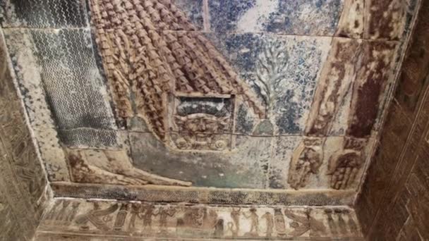 Piękne wnętrze świątyni Dendera lub świątyni Hathor. Obraz starożytnej bogini nieba Nut na suficie starożytnej świątyni egipskiej. Egipt, Dendera, w pobliżu miasta Ken — Wideo stockowe