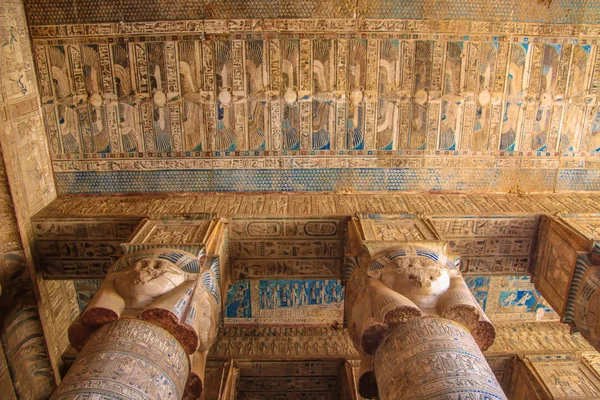 Piękne wnętrze świątyni Dendera lub świątyni Hathor. Kolorowe zodiaku na suficie starożytnej świątyni egipskiej. Egipt, Dendera, w pobliżu miasta Ken — Zdjęcie stockowe