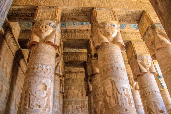 Bel intérieur du temple de Dendera ou du temple d'Hathor. Zodiaque coloré sur le plafond de l'ancien temple égyptien. Egypte, Dendera, près de la ville de Ken — Photo