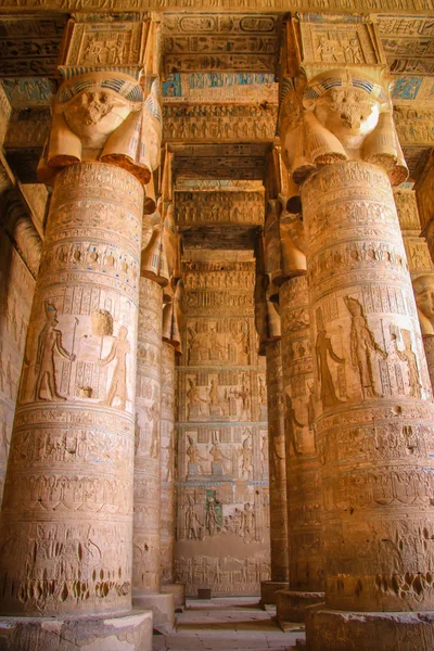 Belo interior do templo de Dendera ou o Templo de Hathor. Zodíaco colorido no teto do antigo templo egípcio. Egito, Dendera, perto da cidade de Ken — Fotografia de Stock