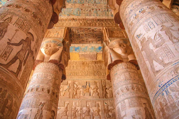 Gyönyörű belső Dendera templom, vagy a templom Hathor. Színes állatöv az ősi egyiptomi templom mennyezetét. Egyiptom, Dendera, közel a város Ken — Stock Fotó