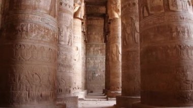 Dendera Tapınağı 'nın ya da Hathor Tapınağı' nın güzel iç kısımları. Mısır, Dendera, Eski Mısır tapınağı Ken şehri yakınlarında..